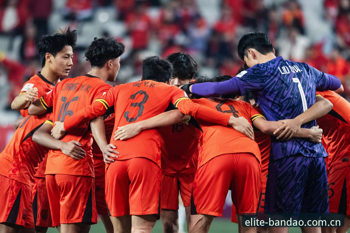 小组赛次轮往往是检验一支球队成色的试金石。法国队3-0拿下伊拉克，比分干净利落，但德尚赛后那句“也许是我要求太高了”却比三分本身更值得玩味。在世界杯这种高压舞台上，主帅主动把标准悬在头顶，既是对阵容重组的清醒认知，也是一种对细节近乎偏执的职业惯性。很多球队在首轮爆冷后容易陷入两种极端——要么过度修正阵型，要么放任核心球员自由发挥，而德尚给出的答案是：稳住底盘，等待状态回归。这种思路，放在赛事数据的解读上同样适用，比分只是结果，过程中的跑动距离、传球成功率、射正转化率，才决定一支球队能走多远。